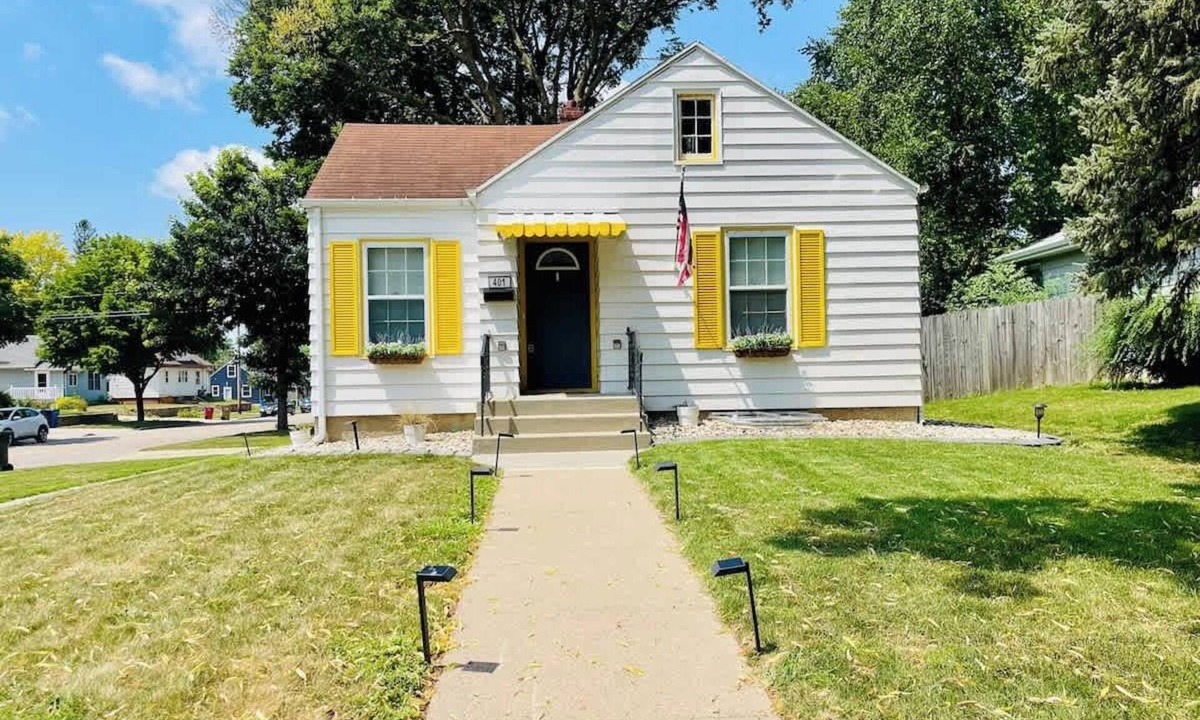 Sioux Falls House | The Bungalow | Near DTSF | Dog Friendly | Sauna