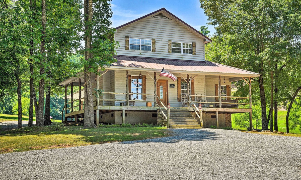 Guntersville Cottage | The Bunkhouse at Kudzu Cove Cabins Resort