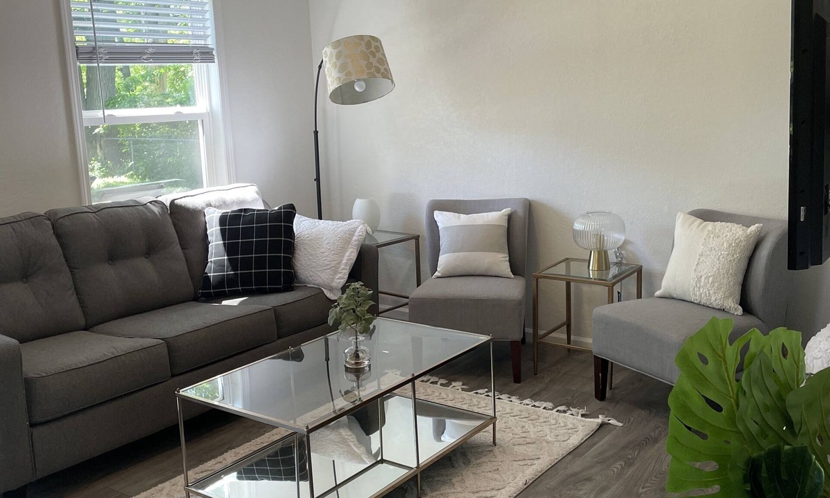 Downtown Des Moines House | The Capitol House-East Village/Downtown, King Bed