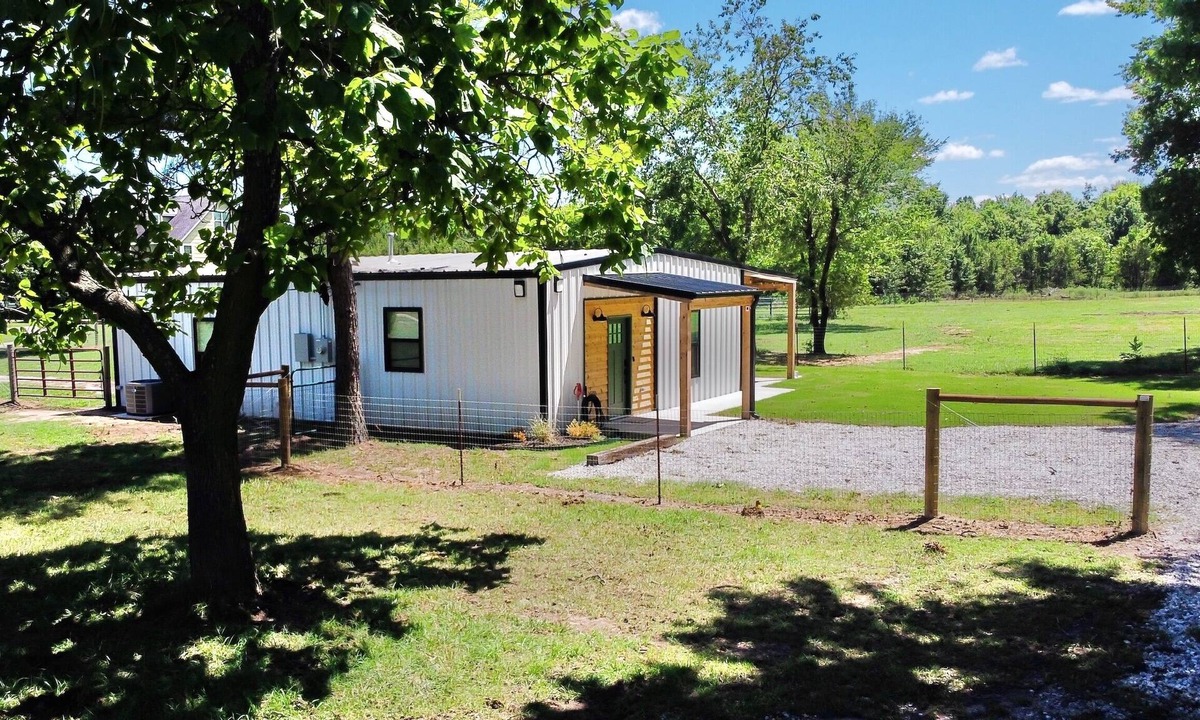 Turley House | The charming Scissortail Farmhouse on land with hot tub minutes from downtown!