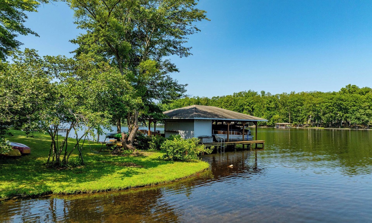 Bumpass House | The Christmas Cabin (waterfront, boatslip, kayaks, firepit)