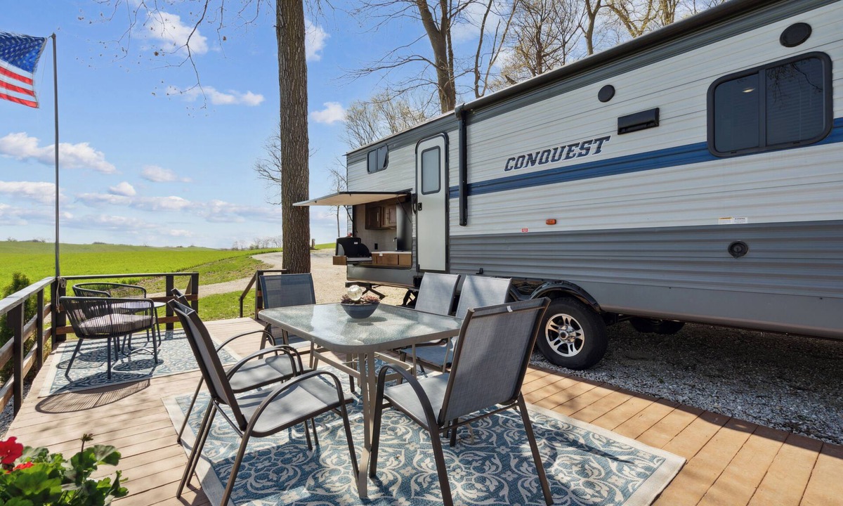 Langworthy RV Rental | The Coastal Conquest Camper Rental, located on Silver Lake in Delhi, IA