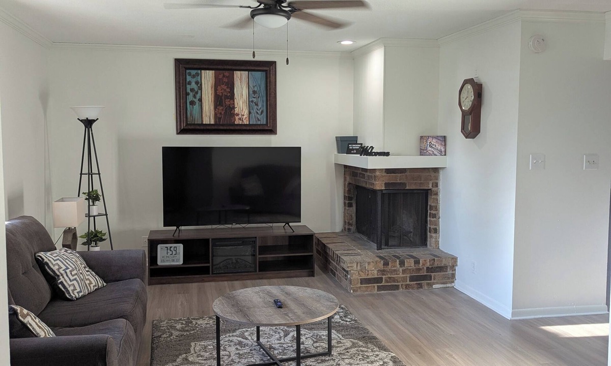 Windsor Heights House | The Cozy Retreat Grt Location Game Room Outdoor Fun and Relaxation.