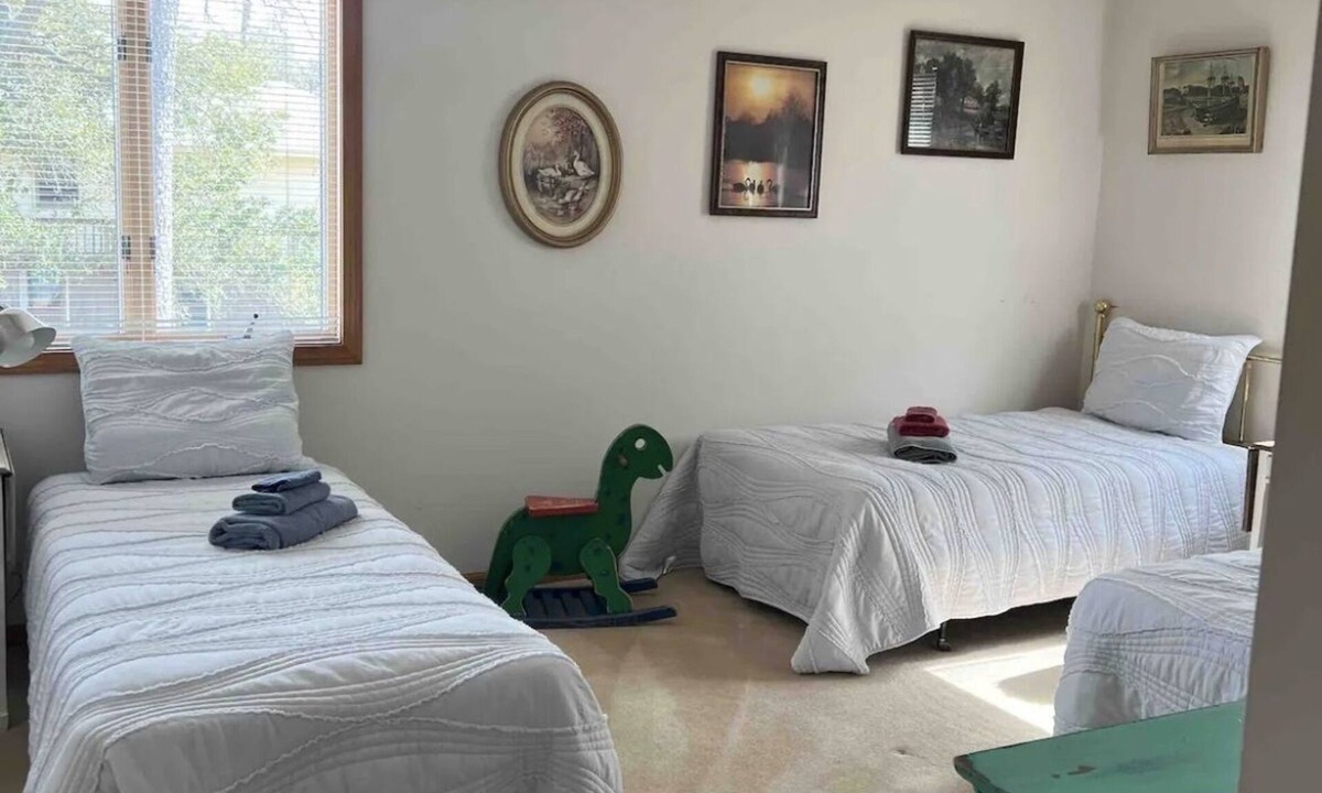 Colington House | The Currituck Sound Awaits You while 10 minutes to the Beach!