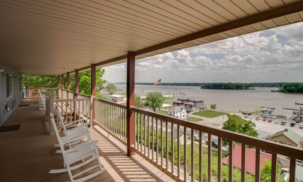 Grafton Bed & Breakfast | The Deckhouse at Aerie`s Resort