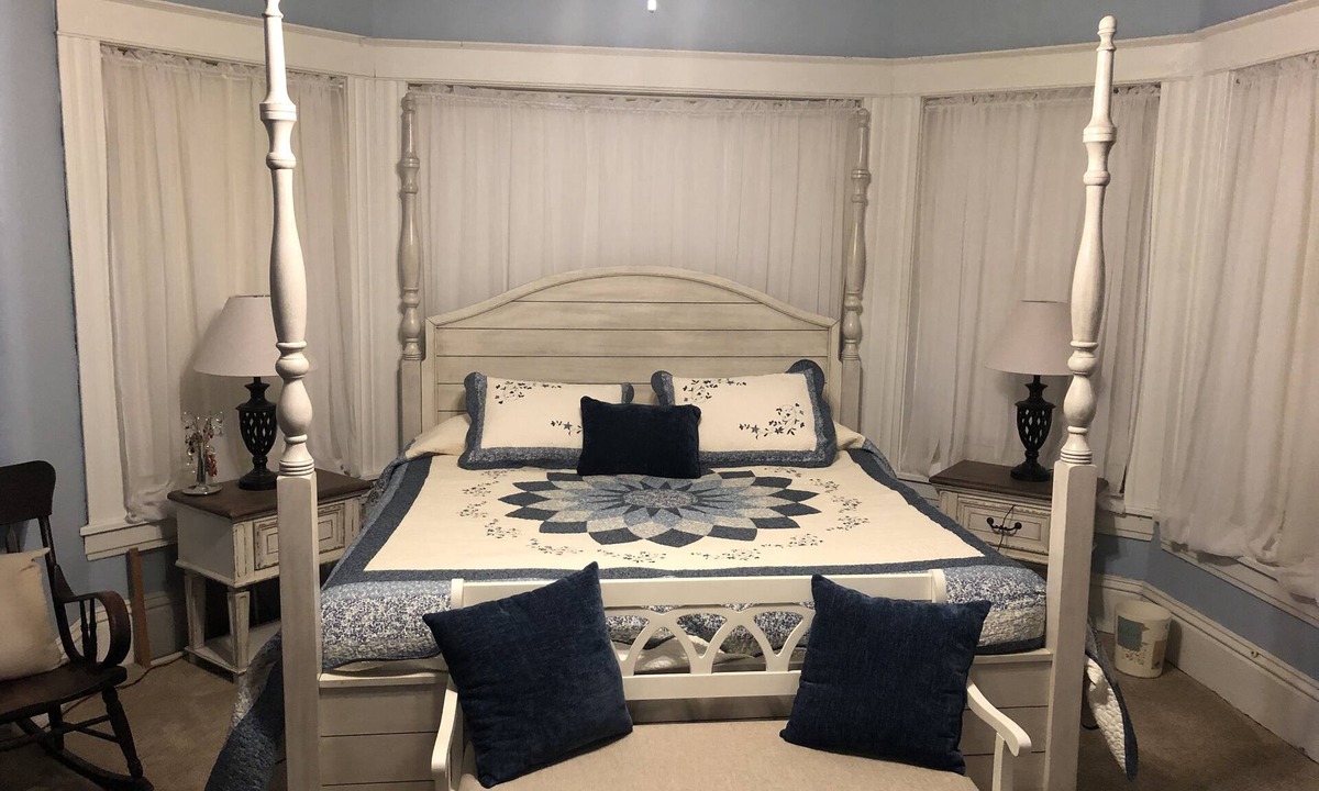 Hamilton Bed & Breakfast | The Estate Room at Shoal Creek B&B