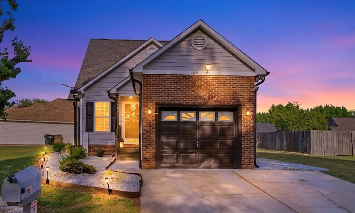 Clayton House | The Grove Cottage, Clayton 3B, 2.5B with King Beds