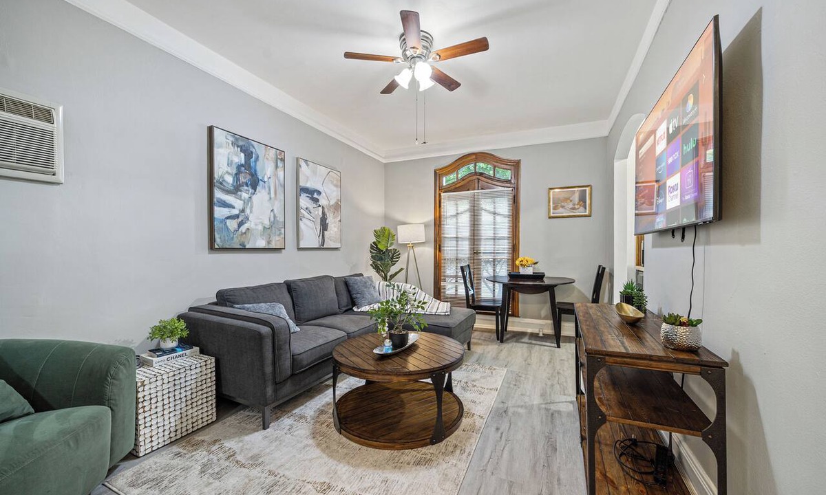 Oak Park Apartment | The King's Corner /Ground Level/Train Access