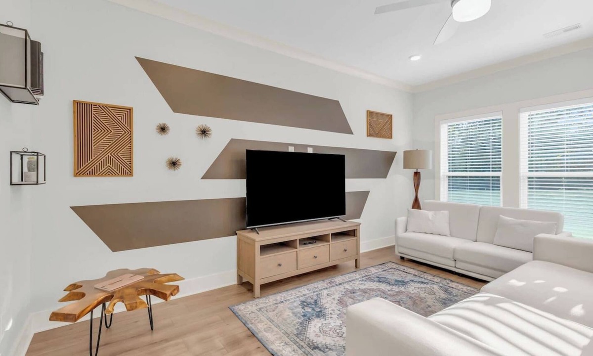 Spartanburg Villa | The King Suite| Luxe 3BR | Sleeps 10 | 2 Min to DT