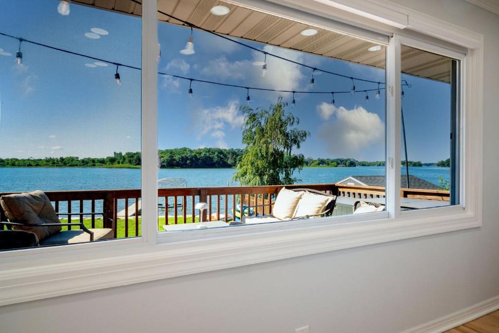 Fox Lake House | The Lake House on Myers Bay - 3-Bed 2-Bath Luxury Home with Private Pier Beach Firepit and Deck