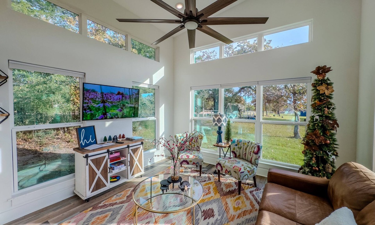 Somerville Cottage | The Lake House, Pond, 3 Min to Lake, Pets Ok