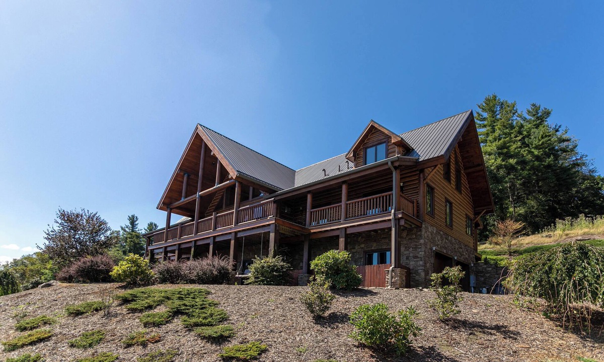 Boone Cabin | The Lodge - Theater Room, Putting Green, Pool, Great view 2 miles to Boone!