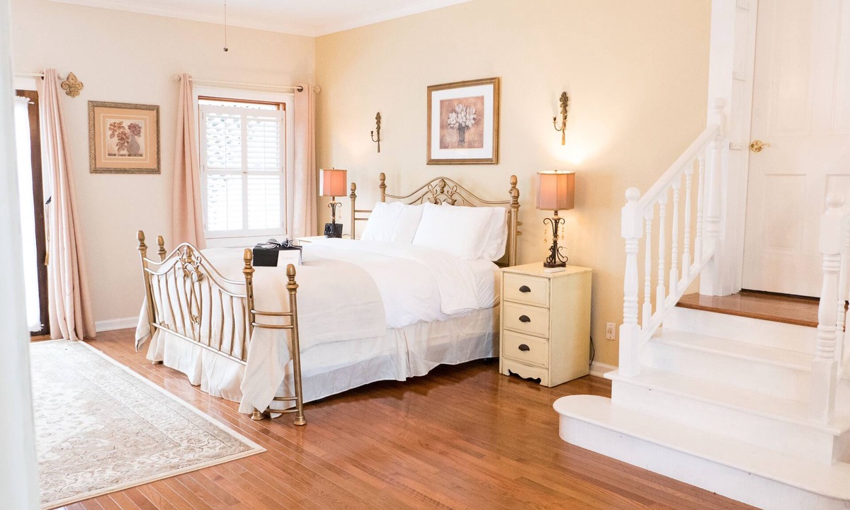 Round Hill Bed & Breakfast | The Manor at Airmont
