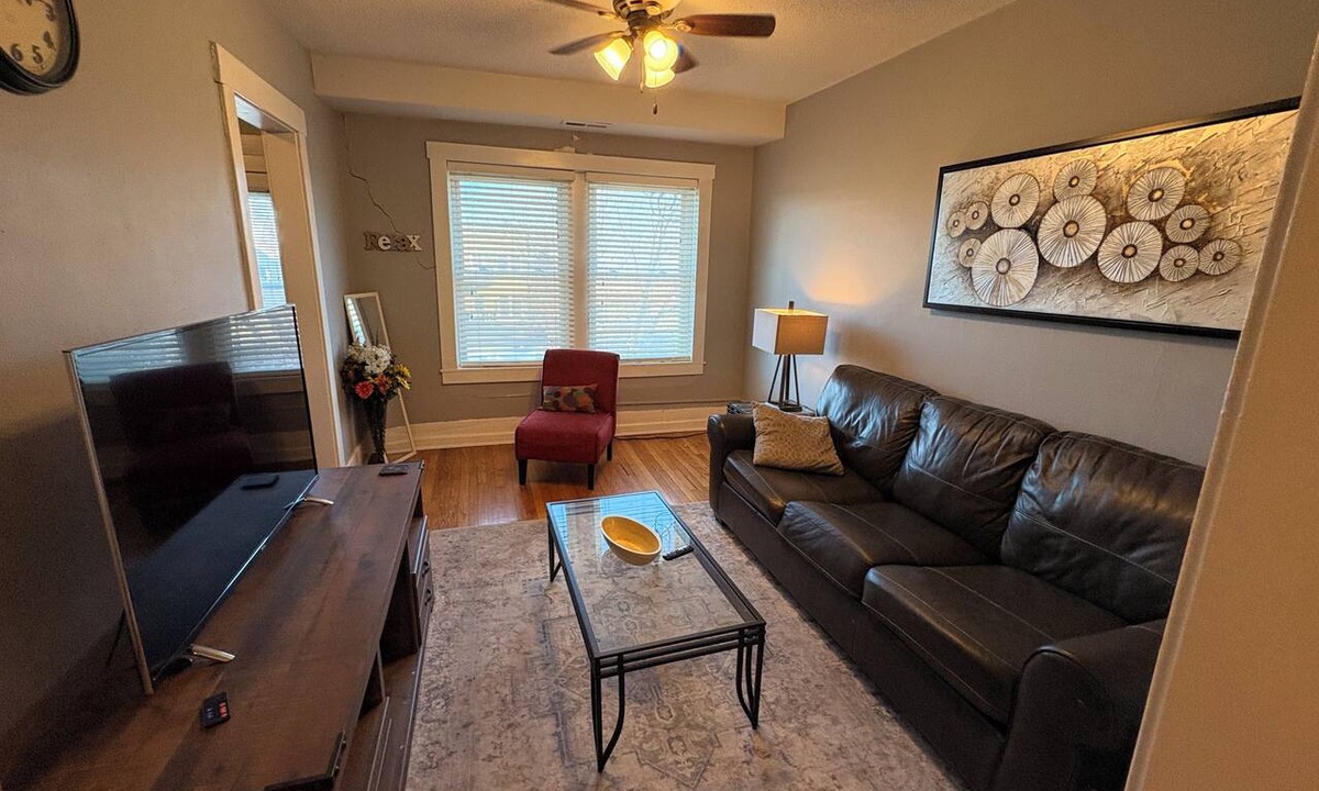 Downtown Des Moines Apartment | The Olive #5, charmer in BEAUtiful Sherman Hills!