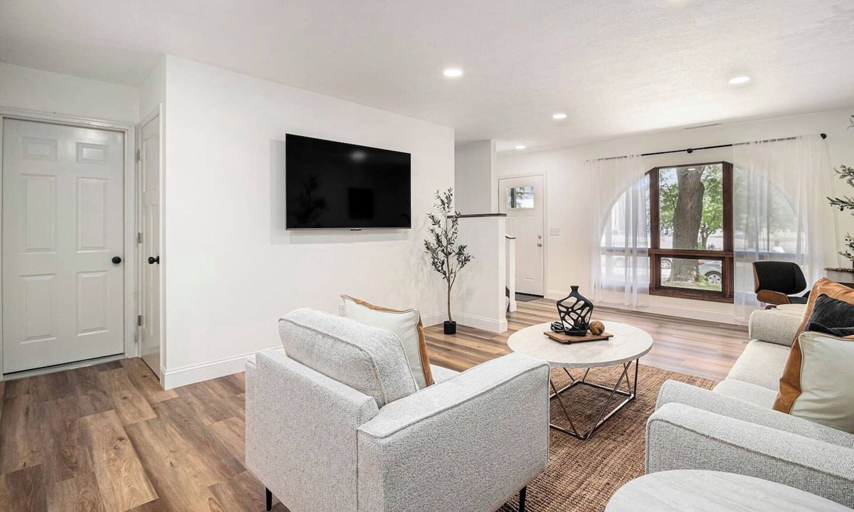 Sioux Falls House | The Olive Branch |2 bed 2 bath| Wine Bar
