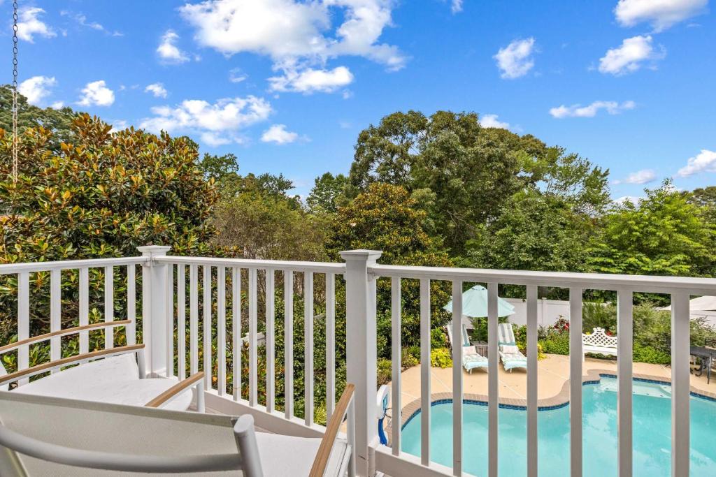 Cape Saint Claire Apartment | The Pool Loft at Poplar Hill