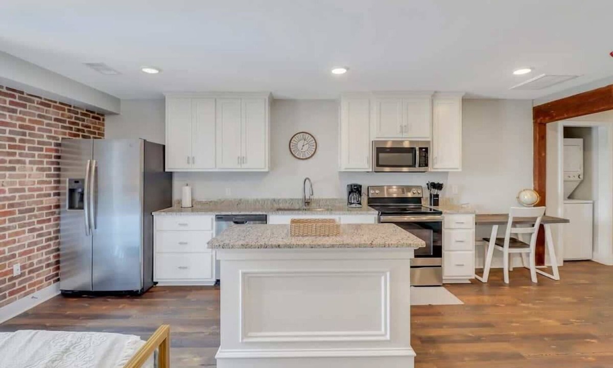 Statesboro Apartment | The Post Suite - above Bull & Barrel, Close to GSU