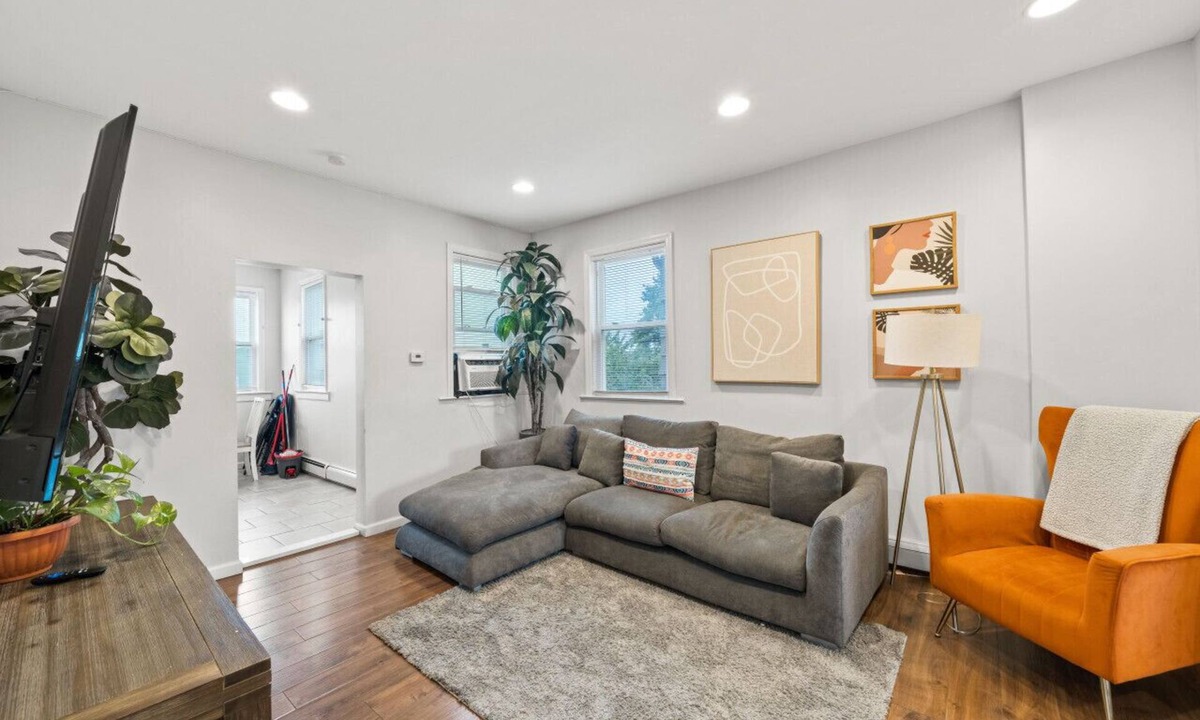 Bayonne House | The Rainforest II | Sleeps 16 | 20m to NYC | FREE Parking
