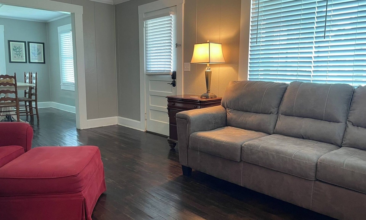 Douglas House | The Redbird: 3 Bedroom, Pet-Friendly, Downtown, Fast WiFi, Porch