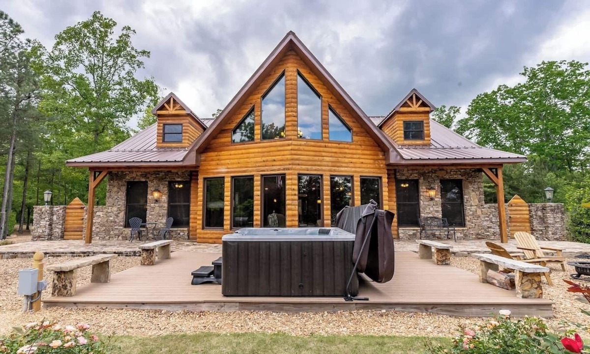 Fort Payne Cabin | The Retreat sleeps 32