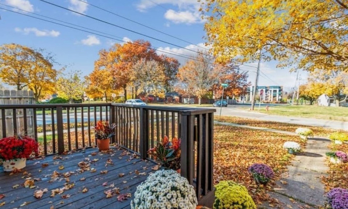Iowa City House | The Scandinavian-Blocks from Kinnick stadium/UIHC