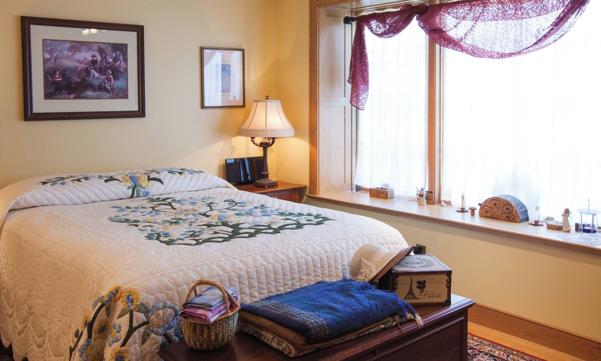 Refton Bed & Breakfast | The Scarlet Pimpernel Suite at French Country Manor B&B