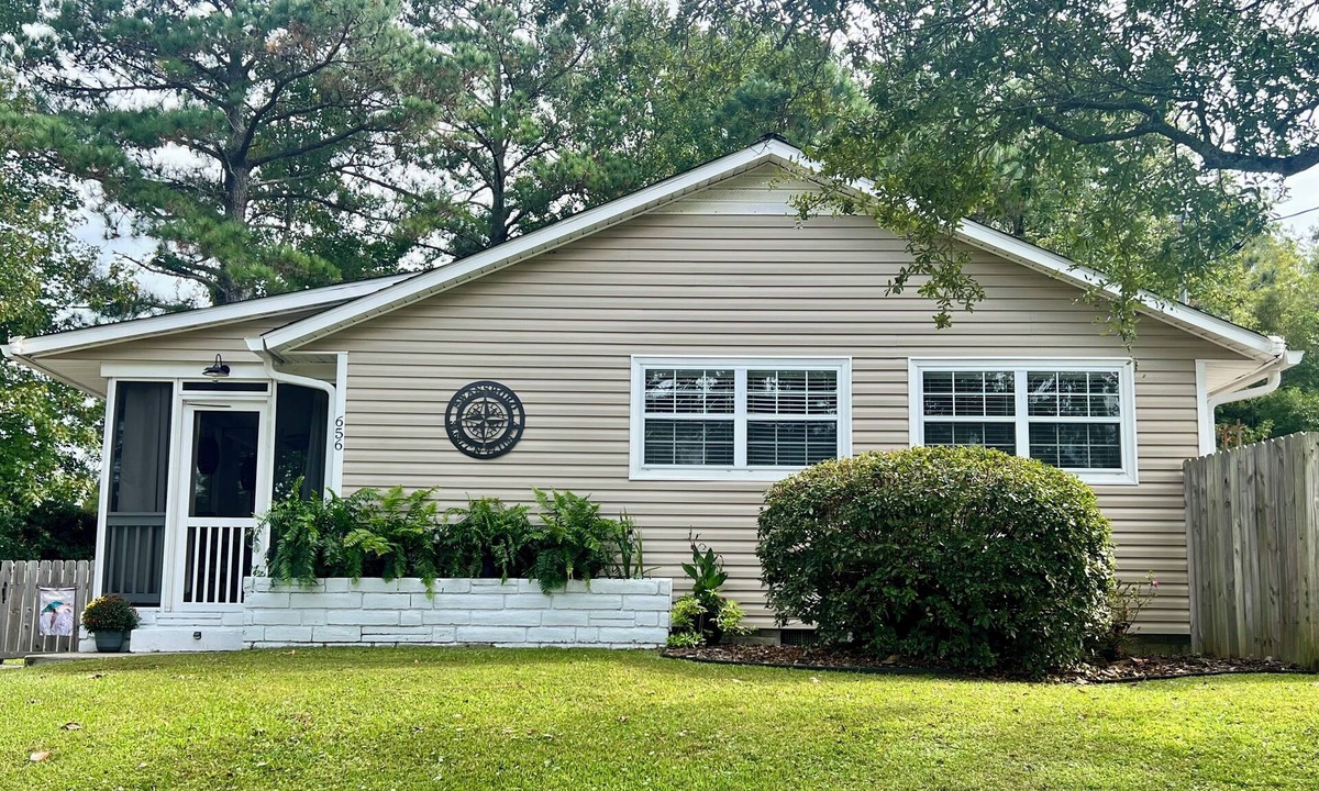Swansboro House | The Shore House, with private boat access in neighborhood