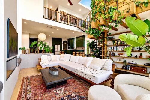 Shelby Hills House | The Songwriter's Mansion Rooftop Spa & Skyline Views