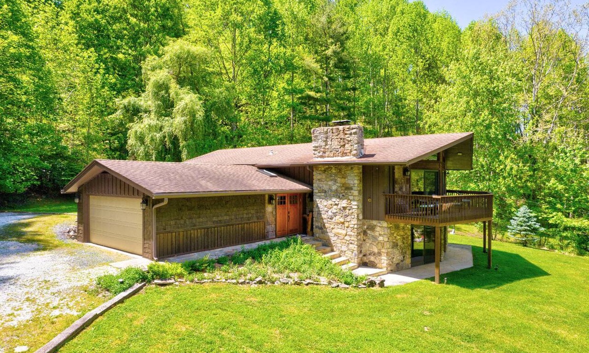 Elk Park House | The Upper House at Tiffany's Estate | Hot Tub, Pond, Kayaks, Theater Room, and much more!