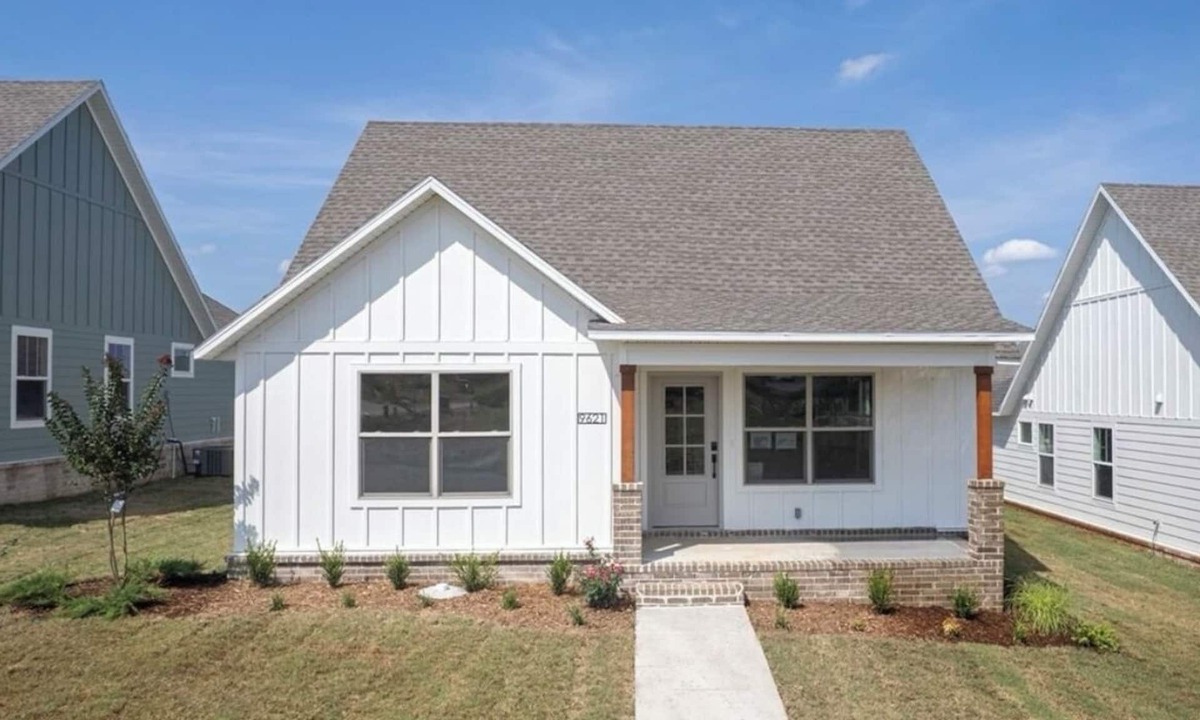 Uniontown House | The White Lotus - walking distance to ACHE or ARCBest