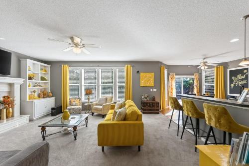 Liberty House | The Yellow House - Hot Tub, Pool Table, Fire Pit, 6 Bedrooms