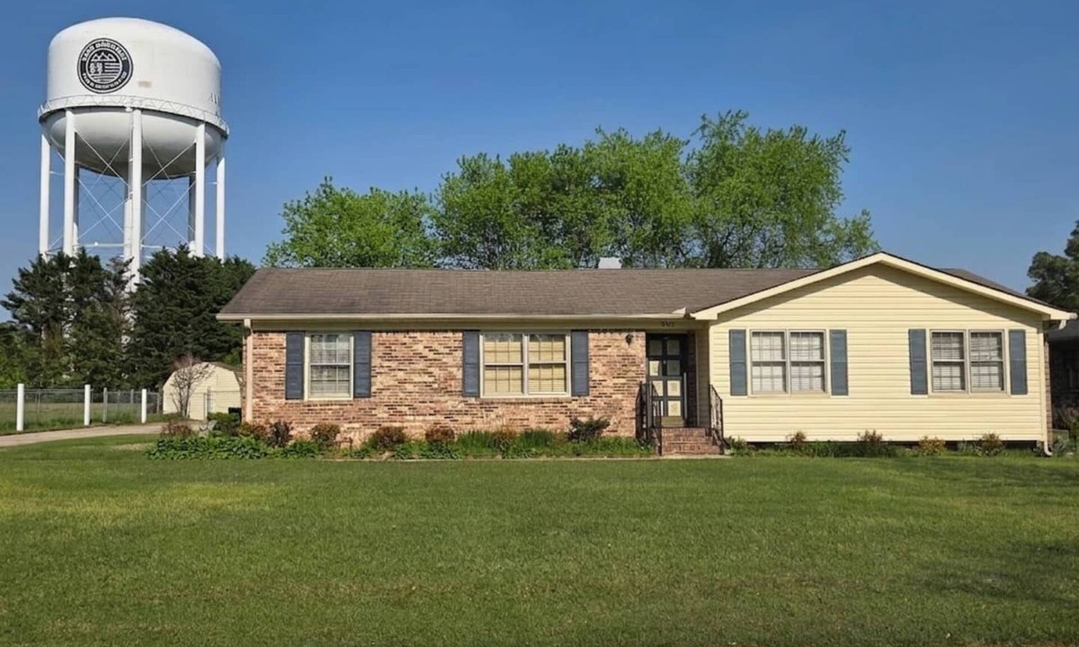 Albertville House | This house is a 3 bedroom(s), 2 bathrooms, located in Albertville, AL.