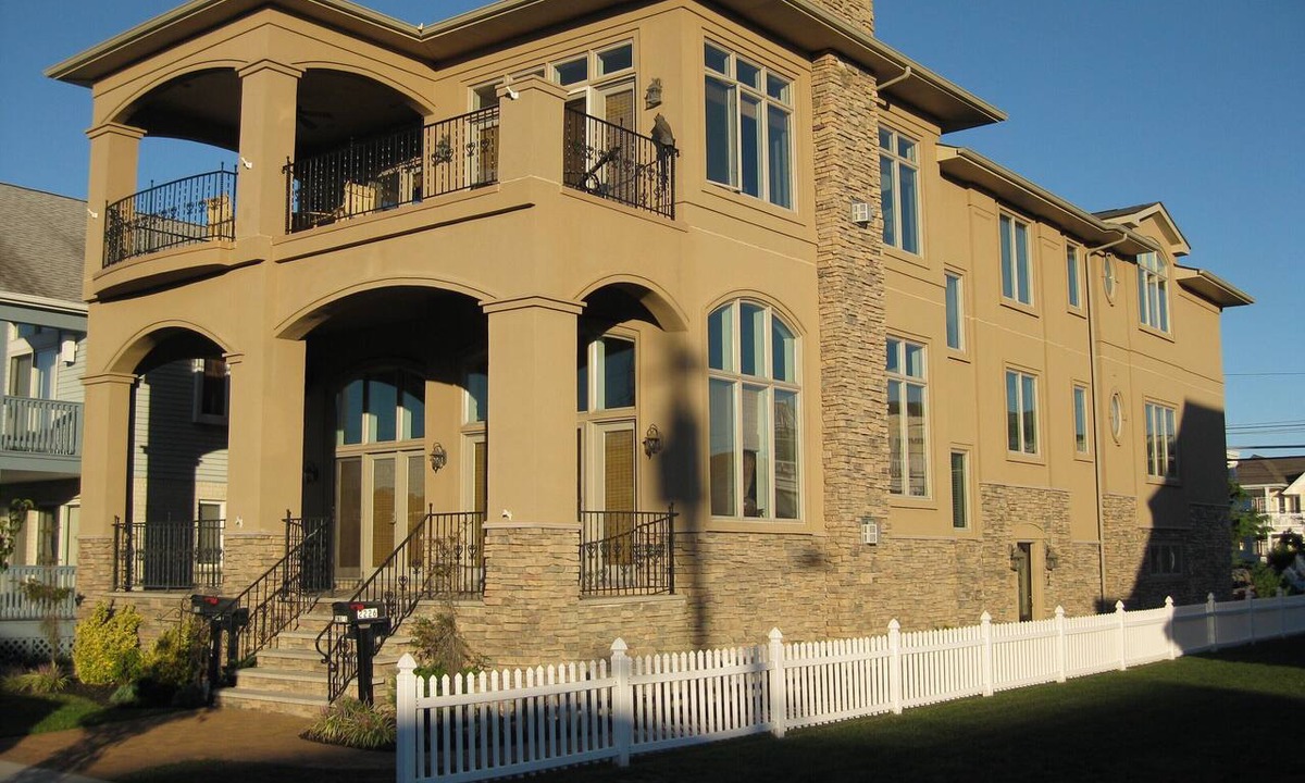 Gold Coast Condo | This stunning, unrivaled vacation home built in 2006 is handicap friendly