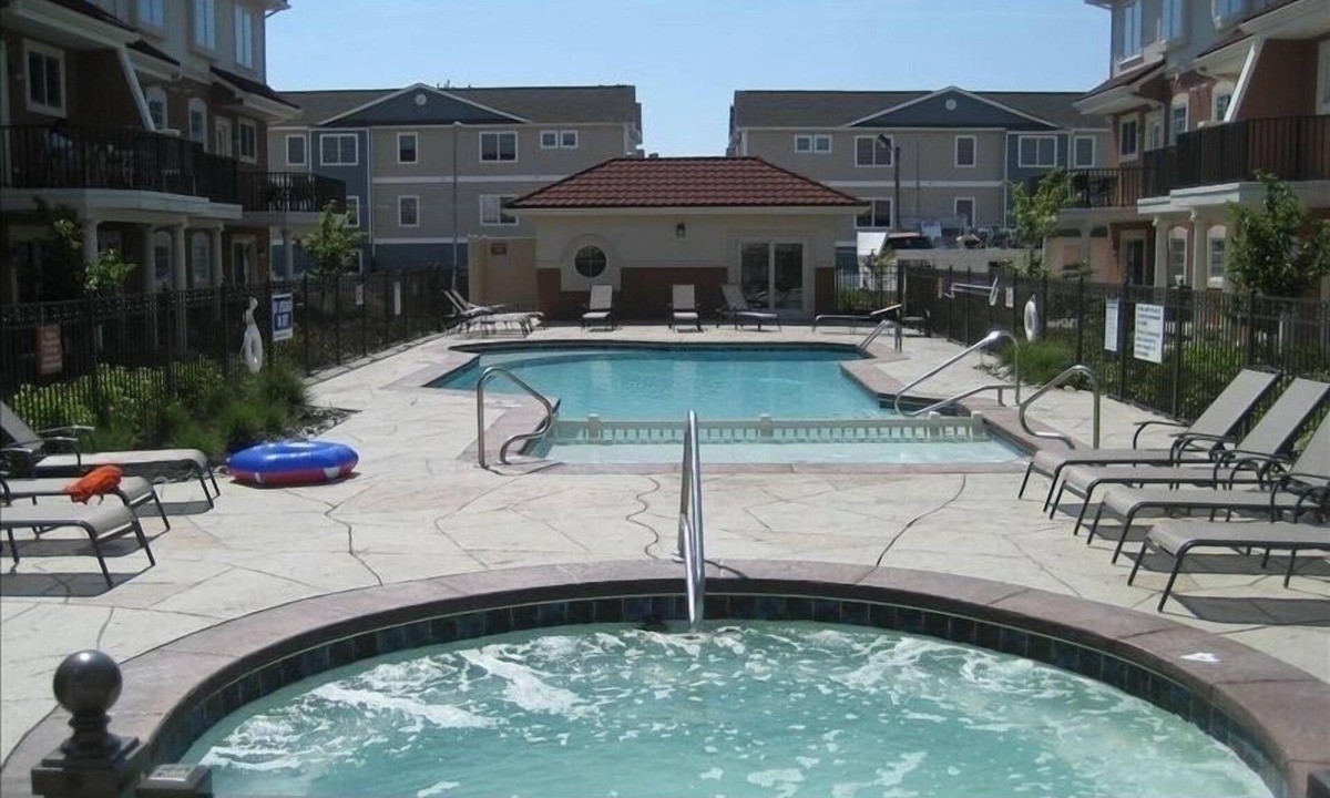 North Wildwood House | Thunderbird, 3 car Parking, 4 Bikes, Pool, Hot Tub, Beach Block, Sleeps 10,