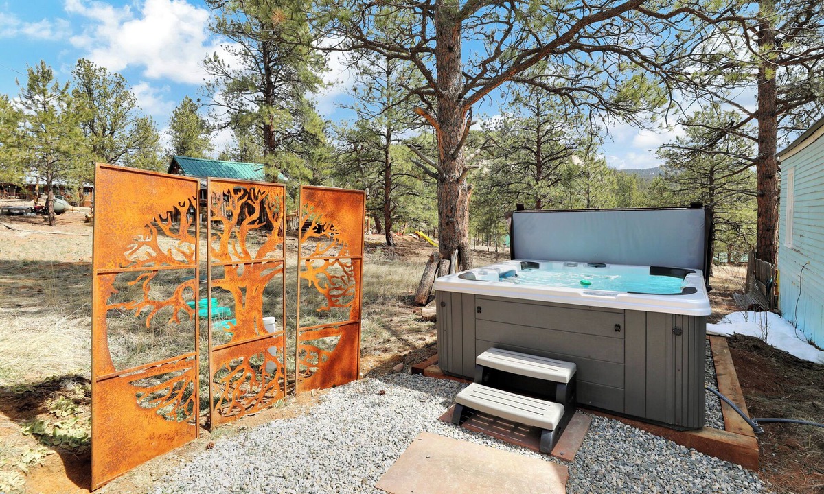 Pine Cabin | Timeless Pineview Cottage | Hot Tub & Pet Friendly