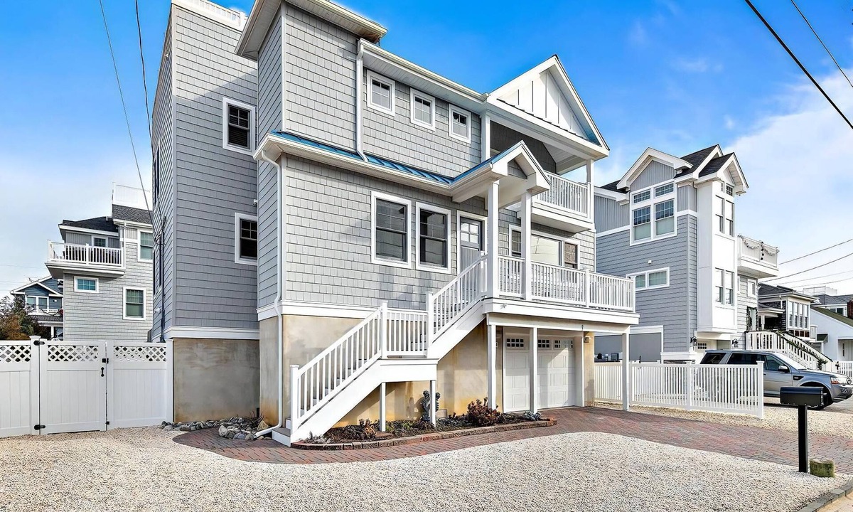 Beach Haven Terrace House | TOTALLY RENOVATED 6 BEDROOM HOME NEXTDOOR TO PICKLEBALL COURTS!