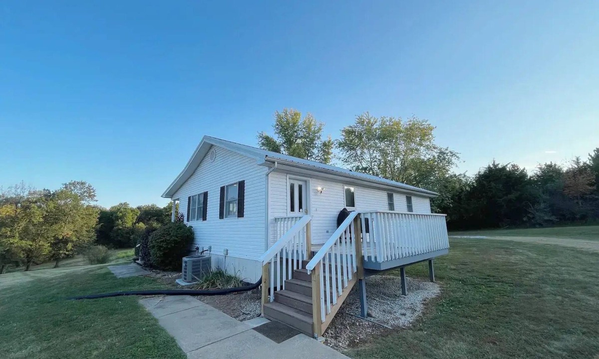 Monroe City House | Totally Renovated Home on 5 Acres - Just 4 Miles From Mark Twain Lake