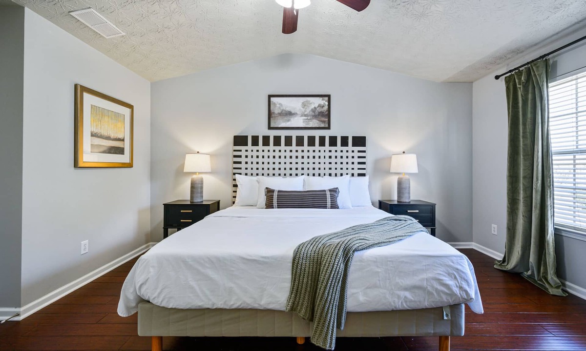 Woodstock House | Townhome Near Outlets — 5% Week/10% Month