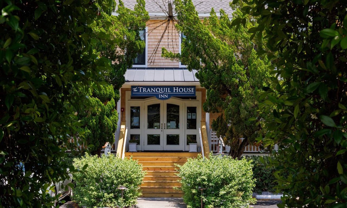 Historic Downtown Manteo Hotel | Tranquil House Inn