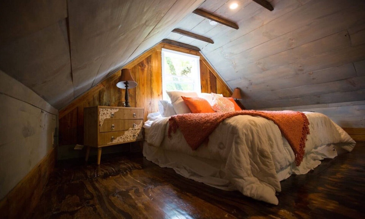 Waterford House | Tranquil Treehouse Cottage, King Bed, River View