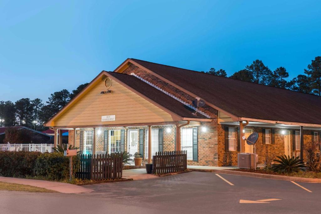 Santee Hotel | Travelodge by Wyndham Santee