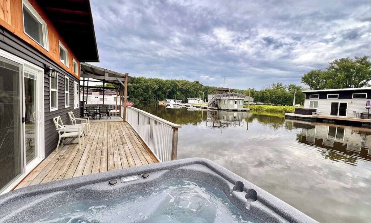 East Dubuque Cabin | Trendy 2-bedroom floating cabin on river backwaters with HOT TUB!