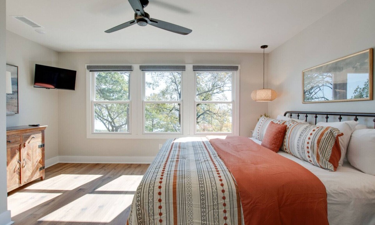 Groveoak Cabin | Tuscan-Inspired Lakeside Cabin with Hot Tub, Stunning Views, and Elegant Comfort