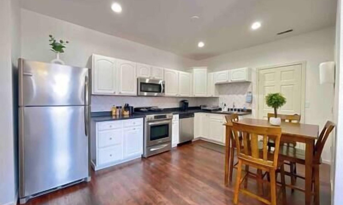 Dubuque Apartment | Twin Retreats with 5BR, 3BA-Perfect for Groups