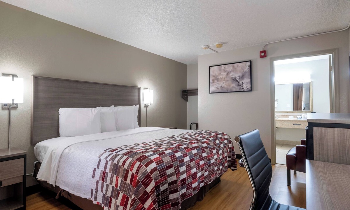Charlottesville Hotel | Two Private King Units w/Free Breakfast & Parking Near Oakencroft Farm & Winery