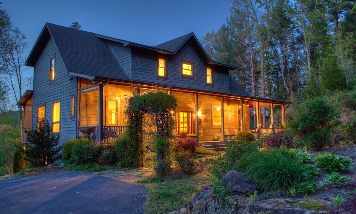 Sautee Nacoochee Cabin | Unbelievable Mountain Cabin on the Historic Chattahoochee River- 3/26 Remodel