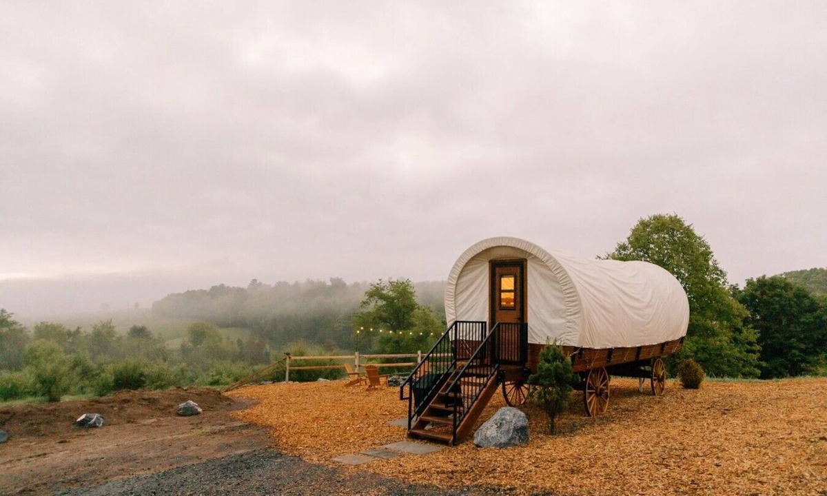 Waterfall House | Unique Covered Wagon Tiny Home | Beautiful Sunrises - Fire Pit - Grill - Stargazing - Glamping