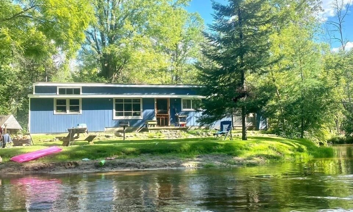 Marion House | Unplug and kick back! Simple, relaxing cabin on the Clam River.
