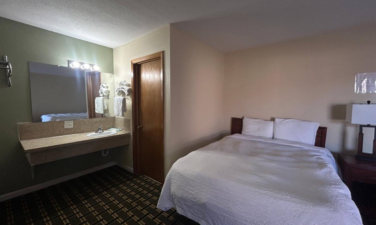 Broken Bow Hotel | Unwind in a Budget-Friendly Room—Perfect for Relaxing Weekend with Families