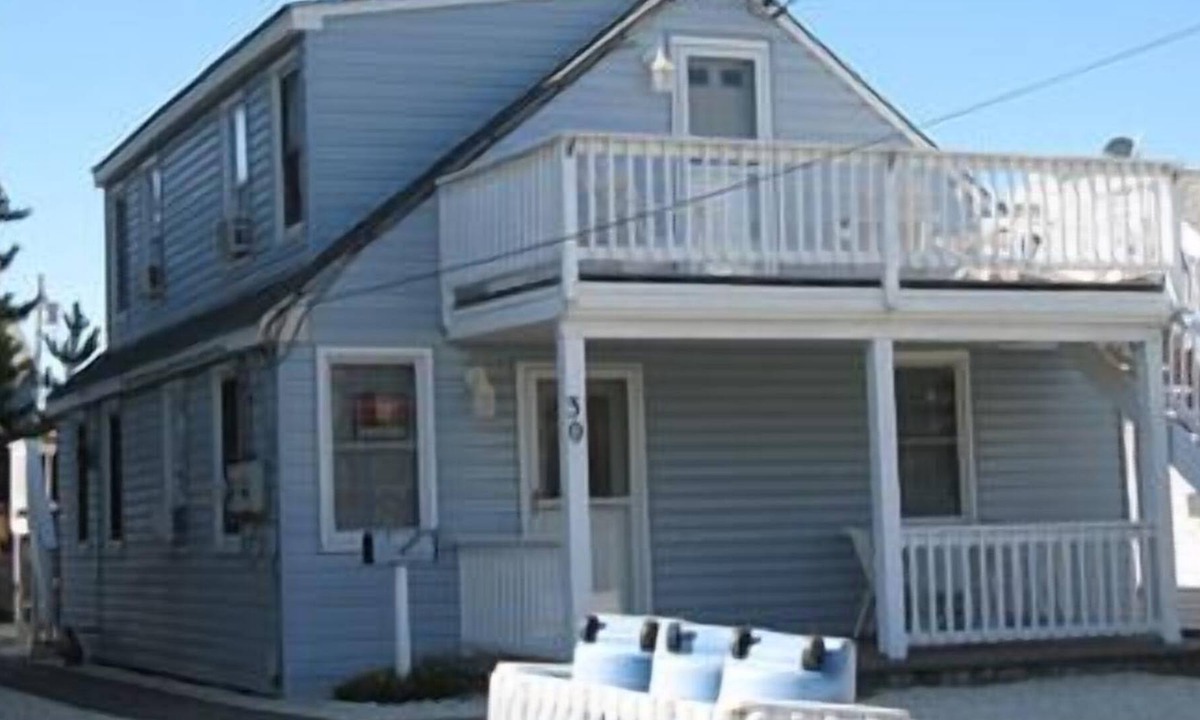 Surf City Apartment | Updated 1 bedroom second floor duplex on the oceanblock in Surf City